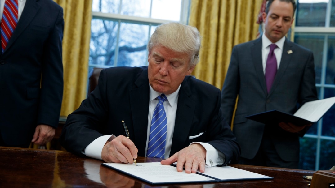 အမေရိကန်သမ္မတ Donald Trump ကသမ္မတလုပ်ပိုင်ခွင့်အာဏာအရ TPP ထဲကနေ နှုတ်ထွက်ဖို့ လက်မှတ်ရေးထိုး