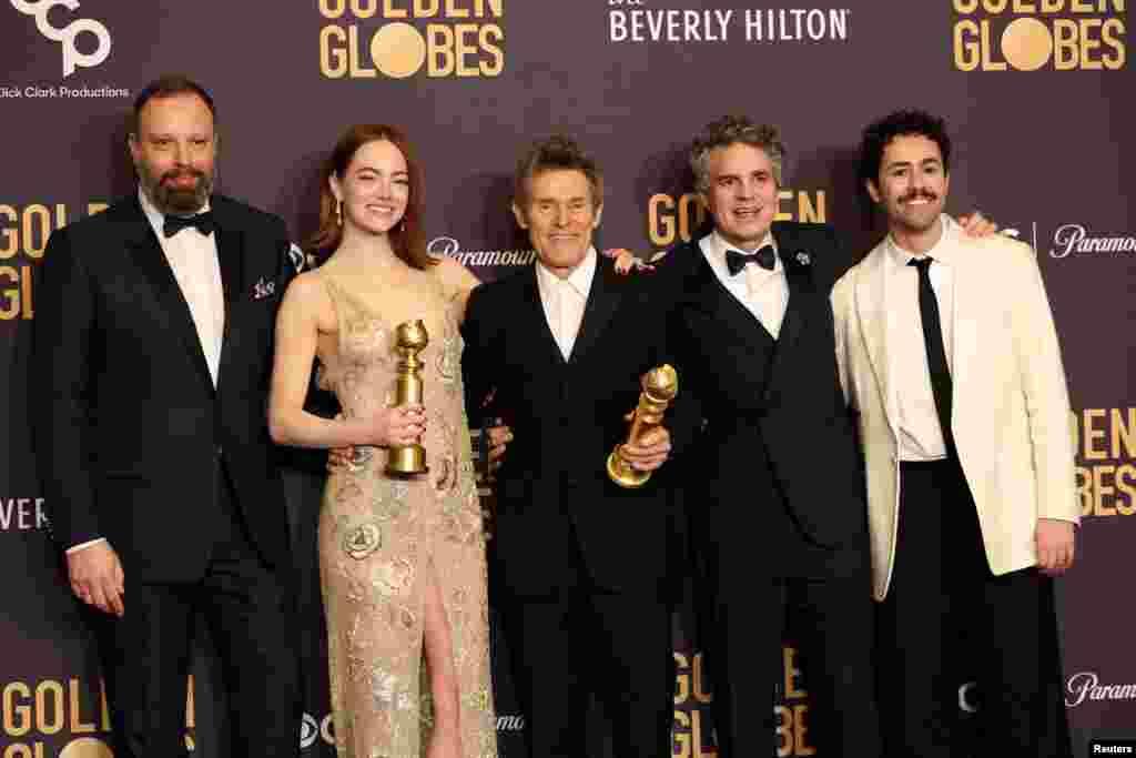 Jorgos Lantimos, Ema Stoun, Vilijem Defo, Mark Rufalo i Remi Jusef sa Zlatnim globusom za najbolji film - mjuzikl ili komedija osvojenog za &quot;Poor things&quot; (Foto: REUTERS/Mario Anzuoni)