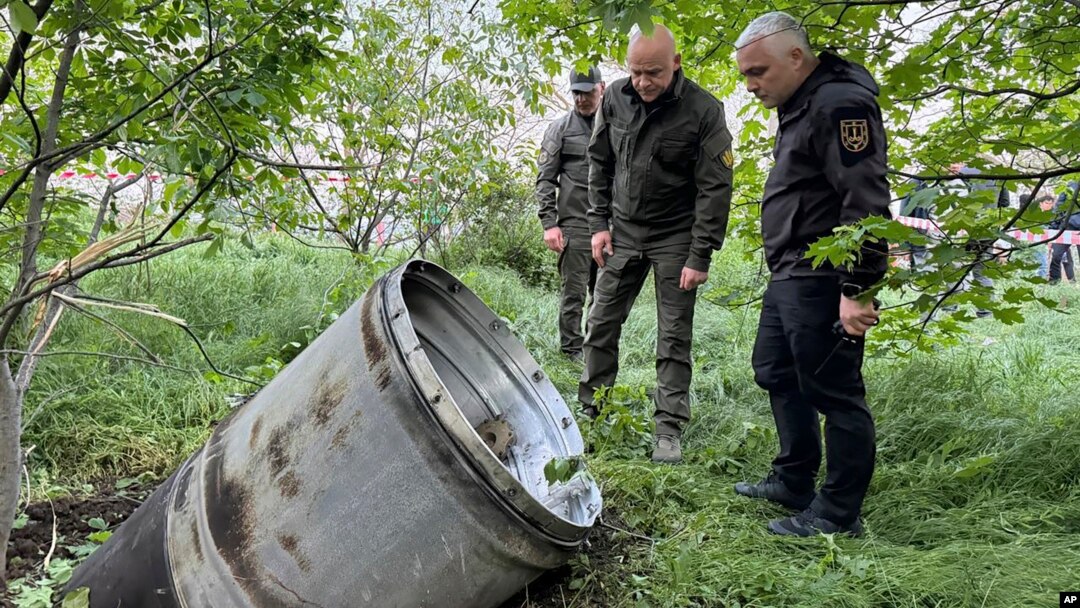 Fotografija regionalne uprave u Odesi na kojoj zvaničnici ispituju deo rakete posle ruskog vazdušnog napada 29. aprila 2024. (Foto: AP/Odesa Regional Administration)