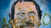 ARCHIVO - Un mural del presidente de Nicaragua, Daniel Ortega, con inscripciones en su contra como parte de las protestas contra su gobierno y que piden su renuncia en Managua, Nicaragua, en mayo de 2018. 