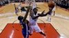 Krilni košarkaš Toronta Paskal Sijakam (43) u duelu sa Drejmondom Grinom u prvoj utakmici finala NBA plej-ofa u Torontu (Foto: Reuters/Kyle Terada-USA TODAY Sports)