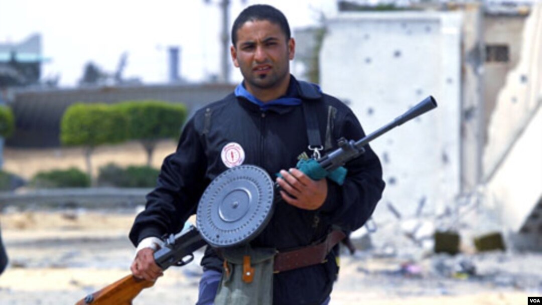 Un combatiente rebelde fuertemente armado participa de la defensa de Misrata en la calle Trípoli, donde este miércoles murieron dos fotógrafos extranjeros.