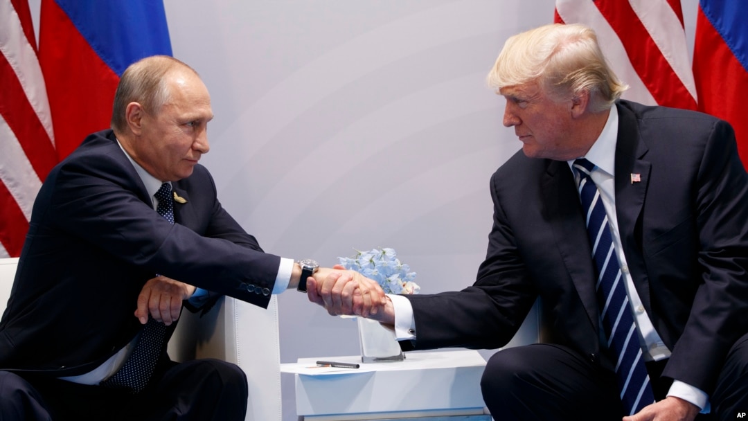 El presidente Donald Trump dijo que se llava "muy bien" con Vladimir Putin en una entrevista concedida a la cadena cristiana CBN.