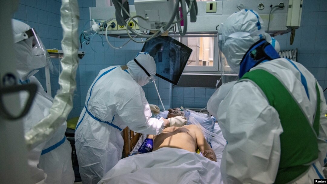 Arhiva - Zdravstveni radnici neguju pacijenta obolelog od Kovida 19, u Zemunskoj bolnici u Beogradu, 26. novembra 2020. (Foto: Rojters, Marko Đurica)