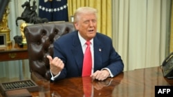 Presidenti Trump duke folur në Zyrën Ovale