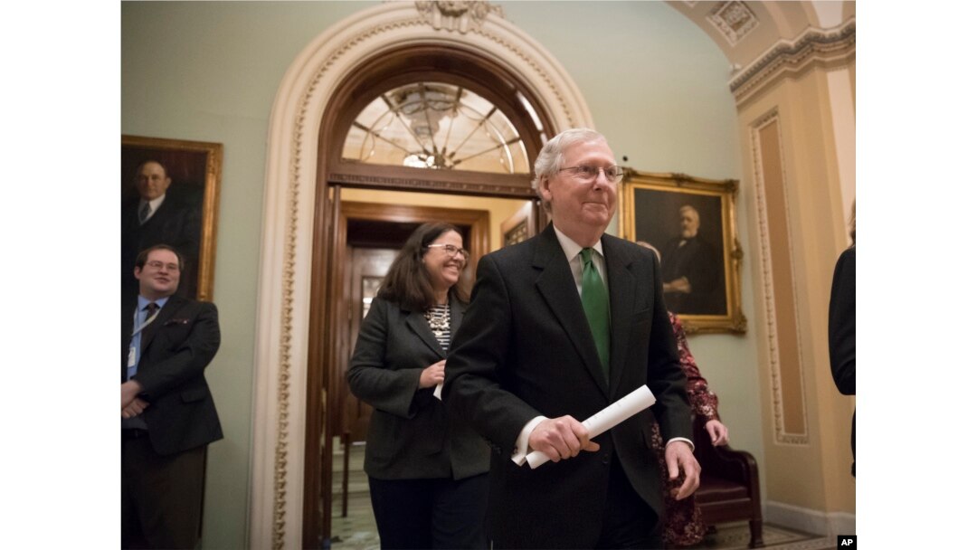 El líder de la mayoría del Senado Mitch McConnell, republicano por Kentucky, abandona la Cámara´de Representantes luego de anunciar un acuerdo en el Senado sobre un acuerdo presupuestario de dos años y casi $ 400 mil millones, en el Capitolio en Washington, el 7 de febrero de 2018.