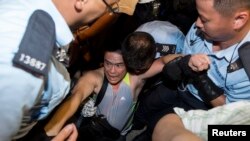 7月2日清晨香港金融区一名抗议者被警方带走