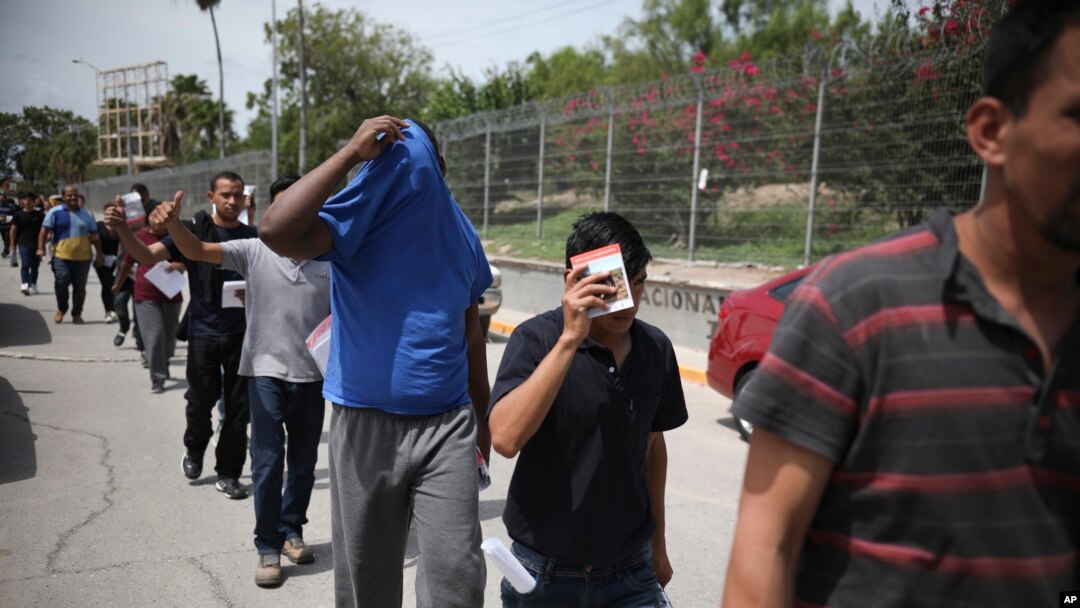 Migrantes regresan a México por el puente Puerta México que cruza el Río Bravo, en Matamoros, México, el 31 de julio de 2019.