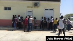 Pacientes à frente do Centro de Diálise de Benguela