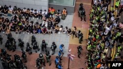 利用午餐时间抗议国旗法的香港示威者被警察围捕。（2020年5月27日）