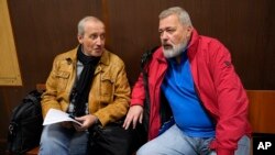 Sergej Sokolov, trenutni glavni urednik Novaje gazete sa Nobelovcem Dmitrijem Muratovim na sudu u Moskvi 5. septembra 2022.