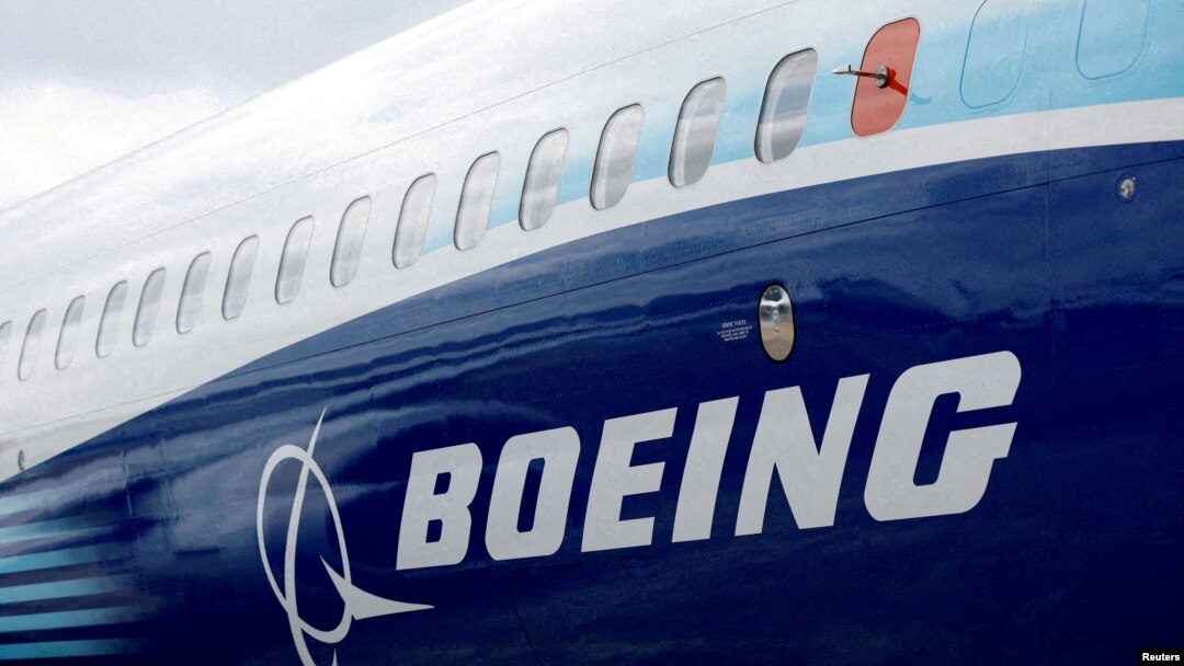 Logo kompanije Boing na avionu Moing 737 MAX na međunarodnoj avijatičarskoj izložbi u Farnborou u Velikoj Britaniji, 20. jula 2022. (Reuters/Peter Cziborra)