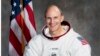 Esta fotografía publicada por la NASA muestra al astronauta Ken Mattingly. Mattingly, mejor recordado por sus esfuerzos en tierra que ayudaron a traer la nave espacial Apolo 13 dañada de regreso a la Tierra de manera segura.
