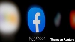 El logo de Facebook en un teléfono inteligente. Foto de archivo.