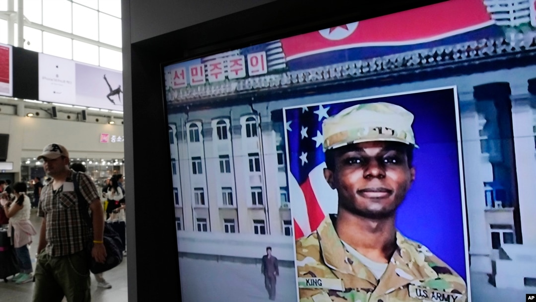 ARCHIVO - Una pantalla de televisión muestra una imagen de archivo del soldado Travis King durante un noticiero, en la estación de trenes de Seúl, Corea del Sur, el 16 de agosto de 2023.