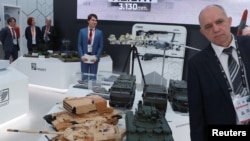 资料照：2023年2月20日，在阿拉伯联合酋长国阿布扎比举行的国际防务展览和会议(IDEX)上，俄罗斯武器在NAVDEX上展出。（路透社）