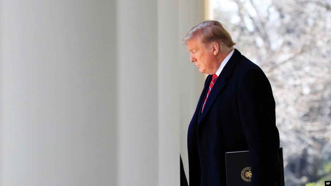 El presidente Donald Trump dijo a la prensa al salir de la Casa Blanca que será decisión del secretario de Justicia qué hacer con el informe de Mueller.
