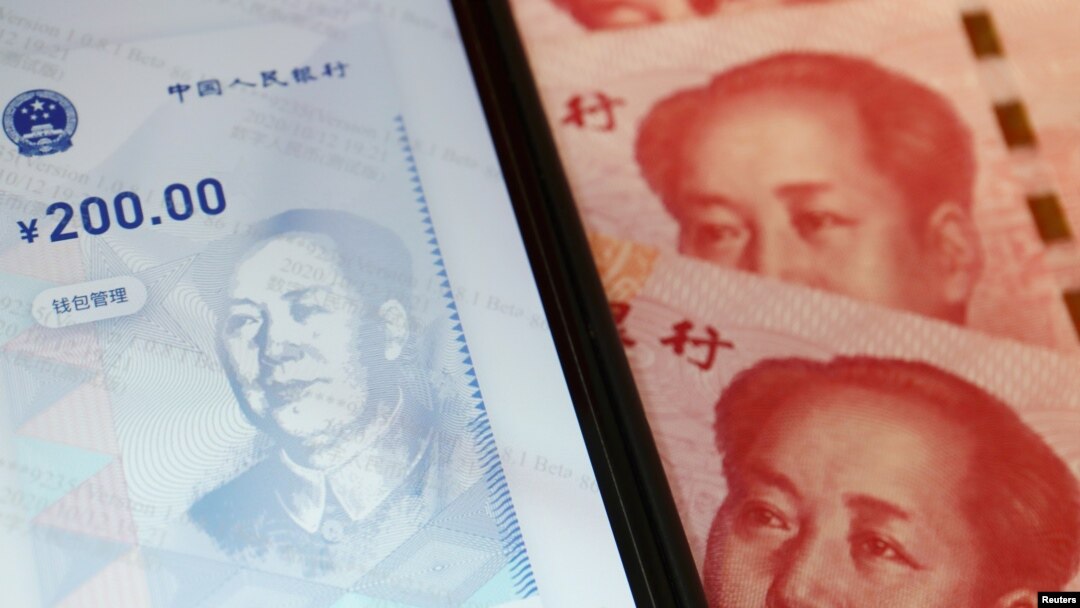 中國數字貨幣在手機上的官方應用程序與人民幣百元鈔。（2020年10月16日）