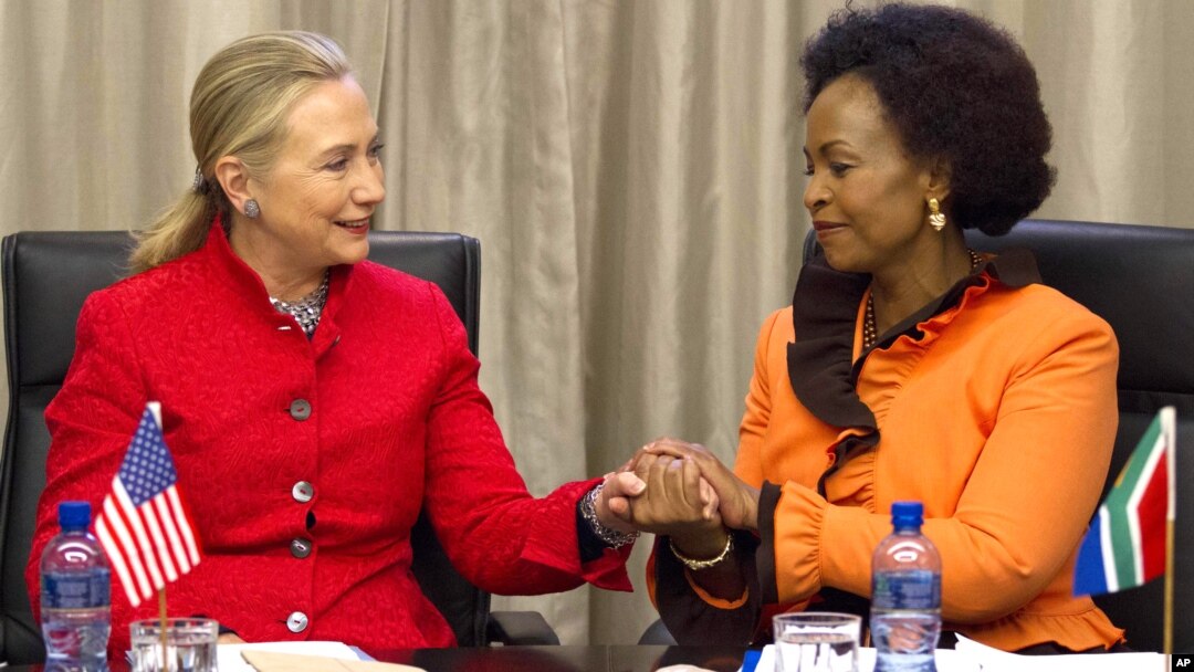 La secretaria de Estado Hillary Clinton conversa con la ministra de Relaciones Exteriores Maite Nkoana-Mashabane en Pretoria.