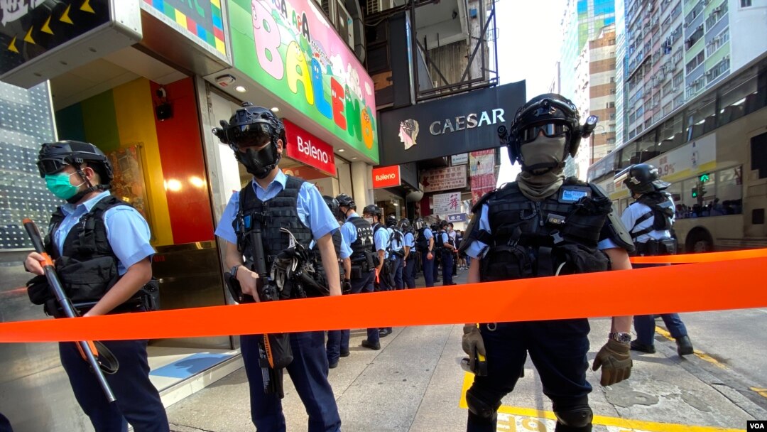 香港警察6月28日在旺角彌敦道一帶針對網民發起的靜默遊行嚴密佈防，有區議會形容是變相宵禁。(美國之音湯惠芸)
