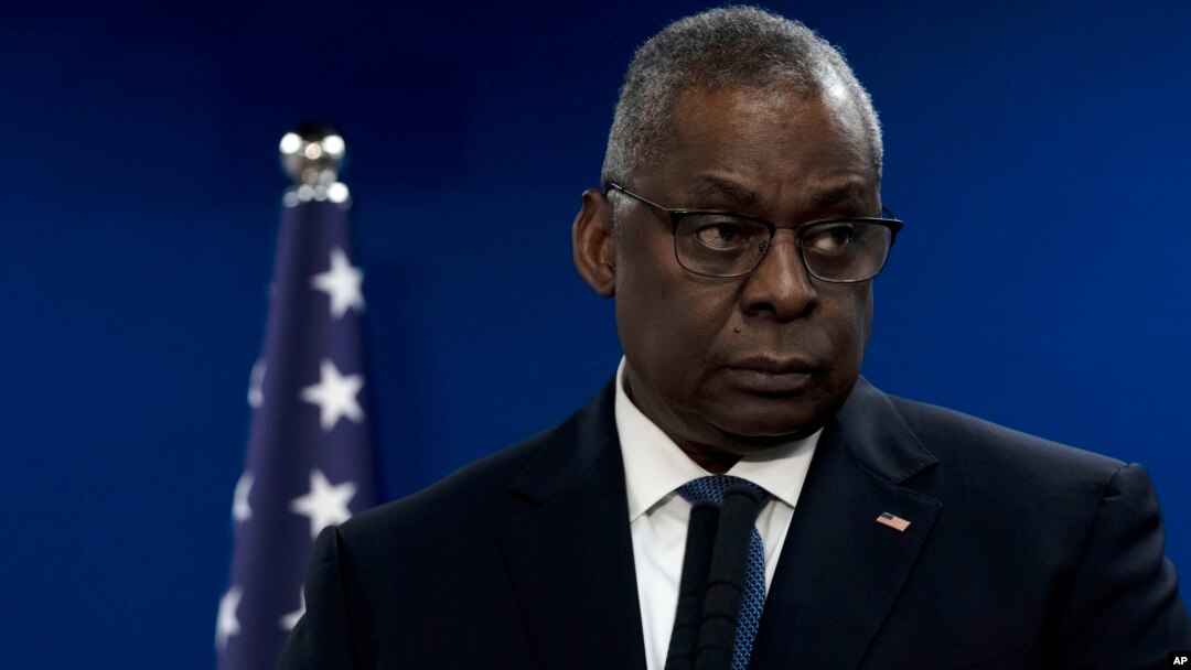 El secretario de Defensa de Estados Unidos, Lloyd Austin, durante una conferencia de prensa conjunta con su homólogo israelí Yoav Gallant tras una reunión en Tel Aviv, Israel, el 18 de diciembre de 2023.