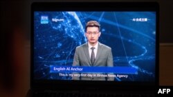 Esta ilustración muestra a un hombre mirando a un presentador de noticias de inteligencia artificial (IA) de una emisora de noticias controlada por el estado, en su computadora, en Beijing, el 9 de noviembre de 2018.