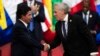 El presidente de Perú, Pedro Castillo (izq), y el secretario general de la OEA, Luis Almagro, se estrechan la mano en la inauguración de la 52 Asamblea General de la organización en Lima, Perú, el 5 de octubre de 2022.
