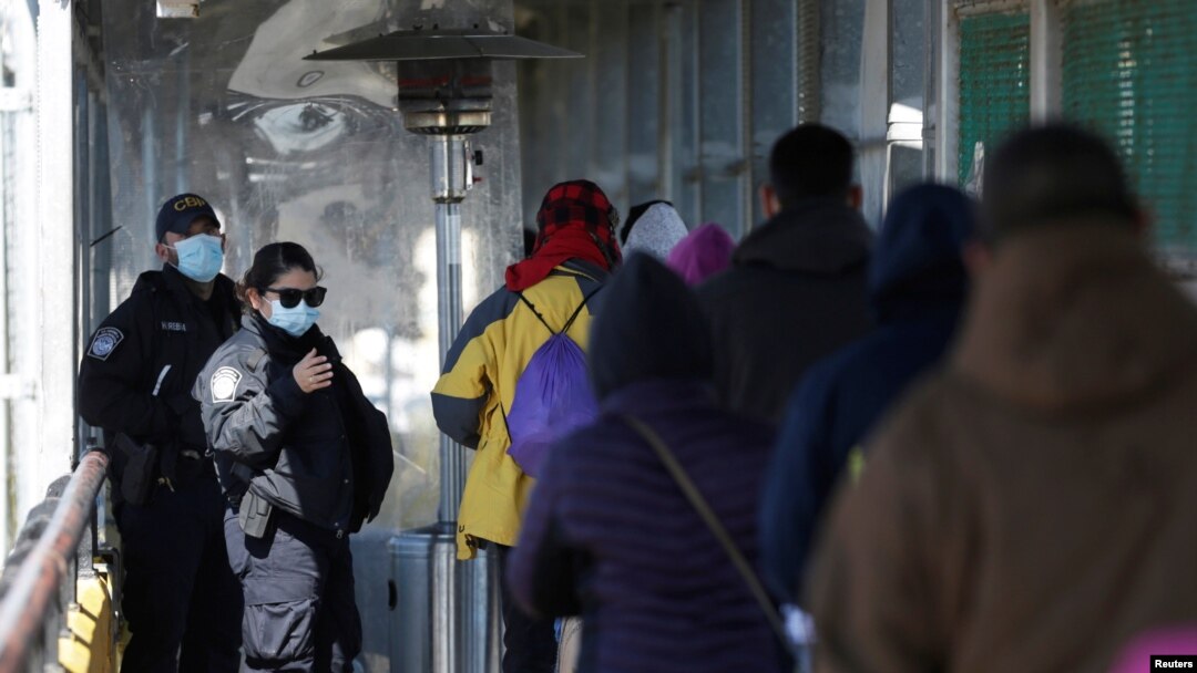 Un grupo de personas camina hacia Brownsville, Texas, EE.UU., en el puente fronterizo internacional Matamoros-Brownsville, visto desde Matamoros, México, el 19 de febrero de 2021.