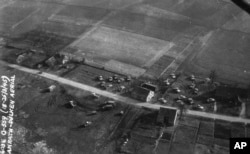 Fotografija lažnih elemenata vojske iz Operacije Virsen, nastala u martu 1945. godine.