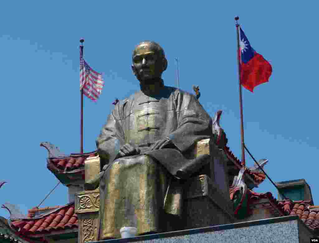 位于总会馆隔壁的孙中山塑像（美国之音记者国符拍摄）