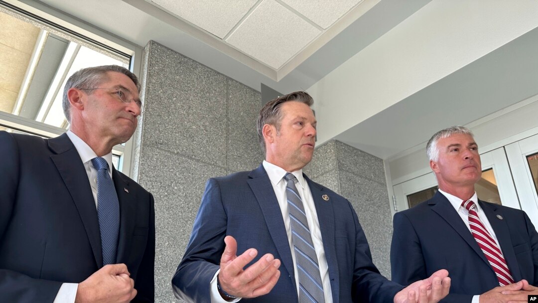 ARCHIVO: De izq. a der., los fiscales generales republicanos Drew Wrigley de Dakota del Norte, Kris Kobach de Kansas y Marty Jackley de Dakota del Sur hablan con periodistas después de una audiencia en un tribunal federal en Bismarck, Dakota del Norte, el 15 de octubre de 2024. 