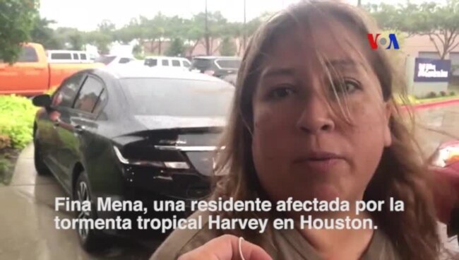 Mujer aplaude visita de Trump a zona afectada por Harvey