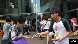 學民思潮發起人之一林朗彥(右)向途人派發宣傳學民思潮政改方案的單張 (美國之音湯惠芸拍攝)