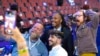 ARCHIVO - El congresista Malcolm Kenyatta, en el centro, posa con un grupo de creadores de contenido en la Convención Nacional Demócrata, el 22 de agosto de 2024, en el United Center en Chicago.