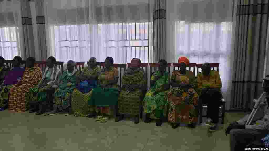 Bamwe mu babyeyi bagizwe incike na jenoside batuye mu nzu yabagenewe iri mu karere ka Bugesera mu ntara y'uburasirazuba bw'u Rwanda mu kiganiro n'umunyamakuru w'Ijwi ry'Amerika Eddie Rwema