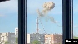 El humo se eleva poco después del derrumbe de una torre de televisión, un incidente que de acuerdo con funcionarios locales, se debió a un ataque con misiles rusos en Kharkiv, Ucrania, el 22 de abril de 2024. [Captura de pantalla tomada de un video].