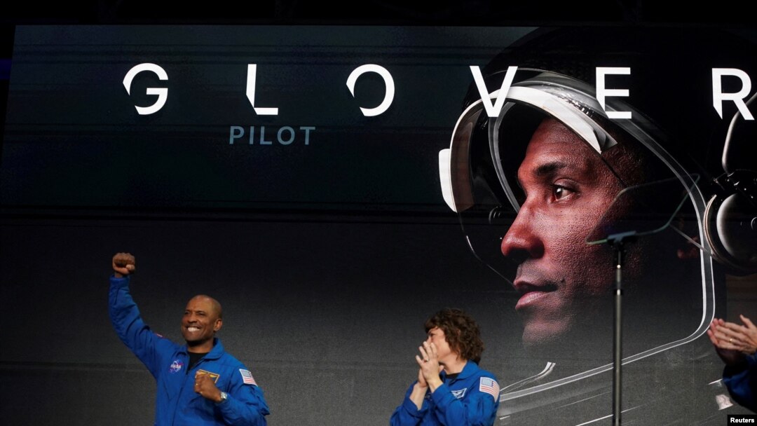 Los astronautas Victor Glover y Christina Koch, durante la presentación del equipo de la misión Artemis II en un evento de la NASA, en Houston, EEUU, el 3 de abril de 2023.