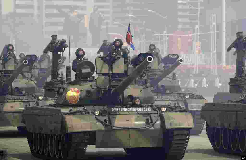 坦克兵接受检阅，通过平壤金日成广场(2017年4月15日)。
