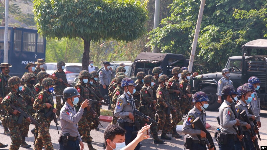 Armed soldiers and police move in during a demonstration against the military coup in Mawlamyine in Mon State on February 12, 2021. (Photo by STR / AFP)