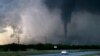 ARCHIVO - En la toma se aprecia un tornado mientras pasan autos en una autopista al oeste de Hawley, Texas. El 2 de mayo de 2024. Ronald W. Erdrich/Abilene Reporter-News/USA Today Network vía Reuters.