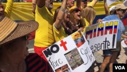 Durante la movilización en Miami también protestaron contra la corrupción del gobierno de Santos. Foto: José Pernalete / VOA.