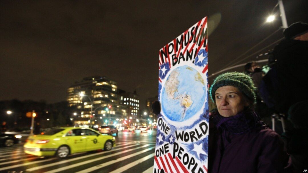 El tribunal federal de Brooklyn ha recibido otras demandas contra la orden ejecutiva de Trump, la primera a nombre de los iraquíes detenidos en el JFK y otra a nombre del estado de Washington presentada por su fiscalía general.