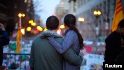 Молодая пара обнимается у памятника жертвам взрывов на улице Бойлстон, 21 апреля, 2013