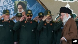 Pripadnici Revolucionarne garde sa Ajatolahom Ali Hameneijem