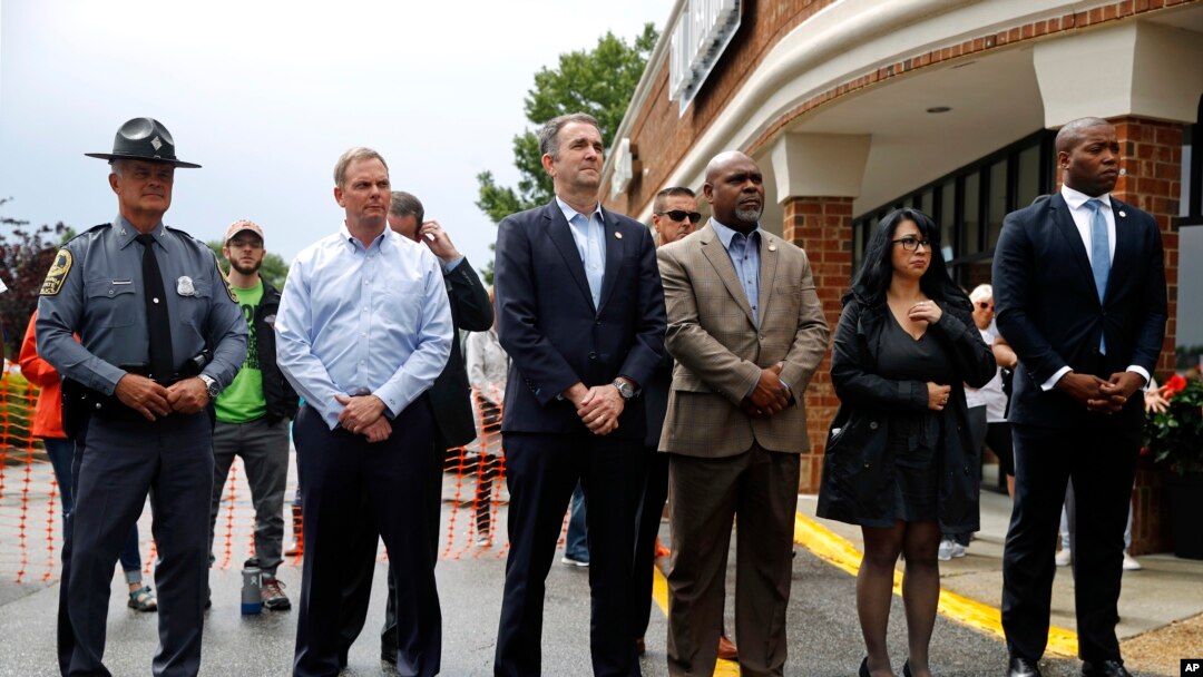 El gobernador de Virginia, Ralph Northam (centro), asiste a una vigilia en respuesta a un tiroteo en un edificio municipal en Virginia Beach, Virginia. 1 de junio de 2019.