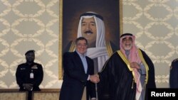 Leon Panetta saluda al ministro de Defensa de Kuwait, Sheik Ahmad Al-Khaled Al Sabah.