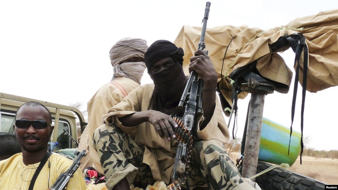 Dakarun Ansar Dine a zaune akan mota a garin Gao dake arewa maso gabashin Mali. June 18, 2012. 