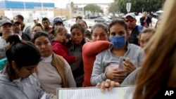 El gobierno mexicano dijo el viernes que Estados Unidos planea devolver 20 migrantes por día a México, mientras esperan una respuesta a sus solicitudes de asilo en EE.UU.