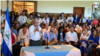 En uno de los intentos de unidad de la oposición nicaragüense, Luis Fley, dirigente de la Contra, suscribe el 25 de febrero de 2020 un acuerdo con otros opositores. Foto de Houston Castillo, VOA.