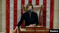 Umukuru w'inama nshingamateka y'Amerika Nancy Pelosi igihe abashingamateka bemeza ikirego ca Impeachement kuri Perezida Trump. Kw'italiki ya 13-01-2021
